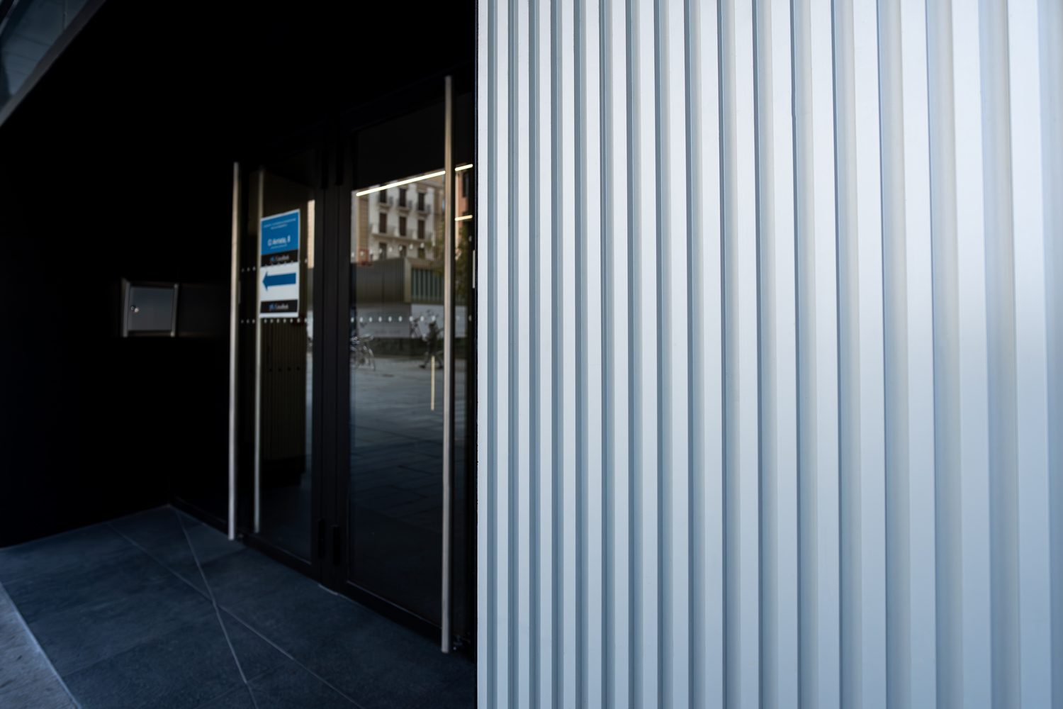 revestimiento fachada ventilada aluminio oficina la caixa 4